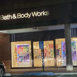 Bath & Body Works - Outside