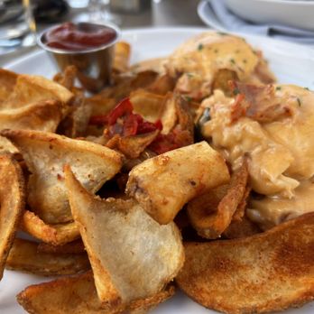 1606 Restaurant & Oyster Bar - lobster benny - New American Near Me - Gloucester, Massachusetts