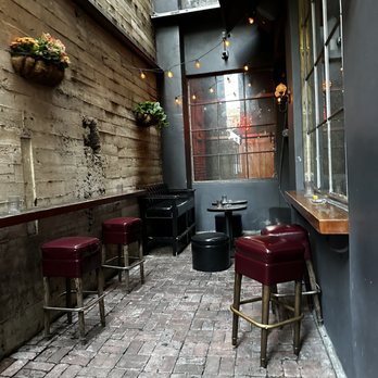 Golden Gopher - Outdoor patio section - Lounges Near Me - Los Angeles, California