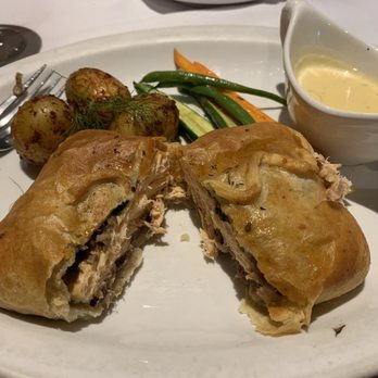 Restaurante Caesar's - Salmon wellington - Salad Near Me - Tijuana, BCN