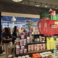 Bath & Body Works - inside