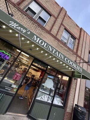 Mary's Mountain Cookies by null