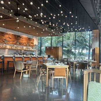 Olili - Empty yet elegant interior - Desserts Near Me - Honolulu, Hawaii