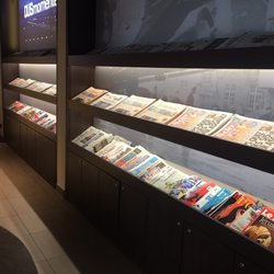 Hugo-Junkers-Lounge - Large display area of free magazines and papers