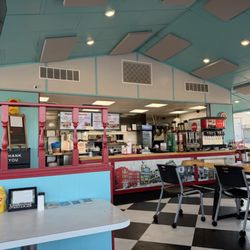 Lou Ann's Biscuits & Burgers - Inside