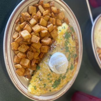 Egg & I - Chili Reallano Omelette - Breakfast & Brunch Near Me - Las Vegas, Nevada Egg & I - Chili Reallano Omelette - Breakfast & Brunch Near Me - Las Vegas, Nevada