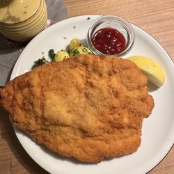Gasthaus Goldenes Dachl - Pork schnitzel