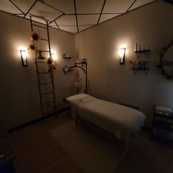 Sapphari Fe' Facial Spa & Beauty Bar - Sapphari Fe' treatment room ambience sets the tone for relaxation.