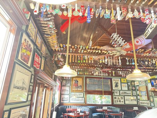 Parkway Tavern by null