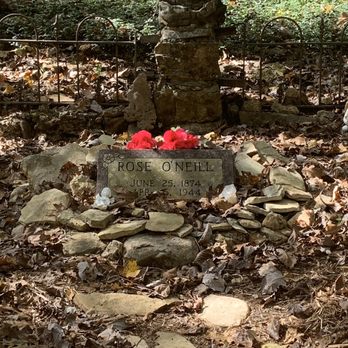 Bonniebrook Home & Museum - Rose O'Neill's grave in the family plot. - Museums Near Me - Walnut Shade, Missouri