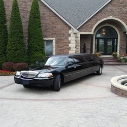 Boulevard Limousine - 8-Passenger Lincoln Stretch Limousine service for a birthday night out on the town.