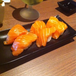 Sin Jah - Sake sushi met zalm (heerlijk! Zalm erg vers en zichtbaar handgevormde rijst, goed op smaak)