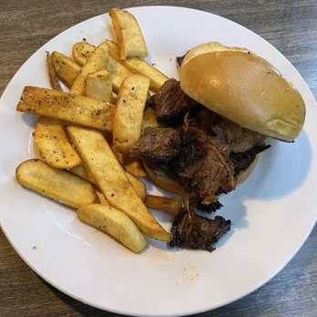 F325 Bbq - Royal Burnt Ends - Bars Near Me - North Kansas City, Missouri