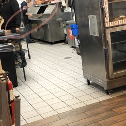 Pizza Hut - No gloves?