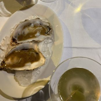 Molino de Pez - Extra dirty martini and truffle oysters - Seafood Markets Near Me - Barcelona, B