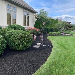 Robles Landscape & Property services - -Mulch
-Edging
-Trimming