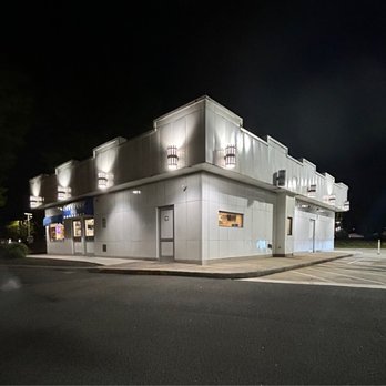 White Castle - the exterior of a motel at night - Burgers Near Me - Commack Long Island, New York White Castle - the exterior of a motel at night - Burgers Near Me - Commack Long Island, New York
