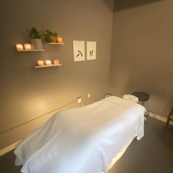Maxwell Chiropractic Offices - Calming massage therapy room - Chiropractors Near Me - Seattle, Washington Maxwell Chiropractic Offices - Calming massage therapy room - Chiropractors Near Me - Seattle, Washington