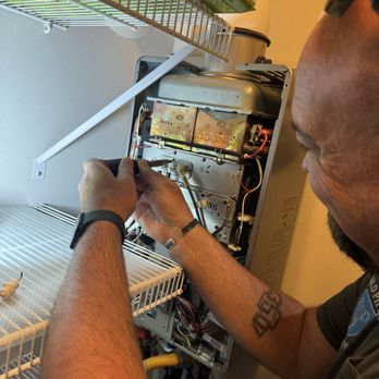 Mad Pipers Plumbing - Performing a repair on a Rinnai RL75 tankless water heater. - Plumbing Near Me Mad Pipers Plumbing - Performing a repair on a Rinnai RL75 tankless water heater. - Plumbing Near Me