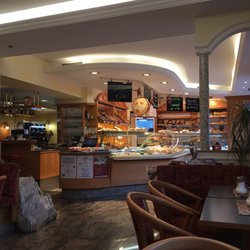 Dworzak Bäckerei - Gemütliche Atmosphäre,qualitativ gute Auswahl an Mehlspeisen, Brot und Gebäck. Kleine Speisekarte! Frühstück!