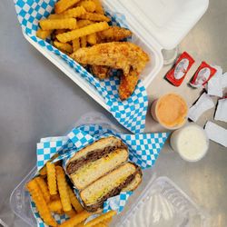 Chilly Jilly'z Bakery & Cafe - Best dam panini & chicken tenders w/ fries