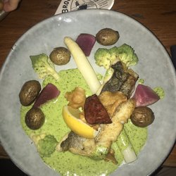 Studio - Gebakken schelvis met asperge, pompoen en romanesco in een sausje van tuinkers.