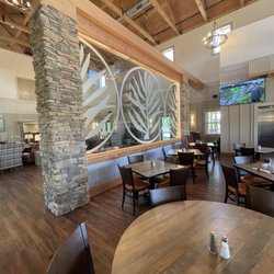 Ironwood Grill & Tap - Dining area