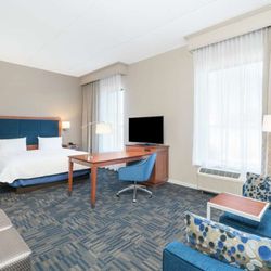 Hampton Inn & Suites Newburgh Stewart Airport - Guest room