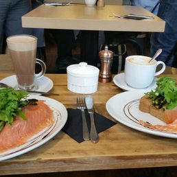 Avocado toast with asparagus and smoked salmon (customized).