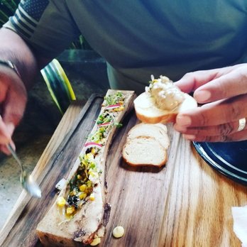 Pig's Pearls - Started off with the best bonemarrow, and then our burgers came and I just add YUMMYUMM! Great atmosphere and awesome food and well priced. - Burgers Near Me - Guadalajara, JAL