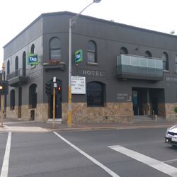 McKinnon Hotel - Outside
