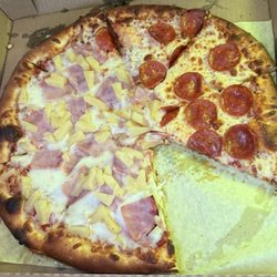 Andy's Pizzeria And Mexican Food - Mitad hawaiana, mitad pepperoni con extra salsa