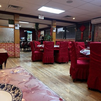 Yi Pin - Dining area. Nice and clean - Szechuan Near Me - Lancaster, Pennsylvania