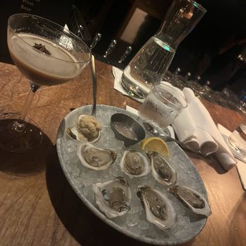 Earls Kitchen + Bar - Oysters - Cocktail Bars Near Me - Honolulu, Hawaii Earls Kitchen + Bar - Oysters - Cocktail Bars Near Me - Honolulu, Hawaii