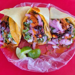 Tacos El Parejita - 3 tacos semi dorados con frijoles, cebollita curtida, las dos salsitas que tienen y su limoncito