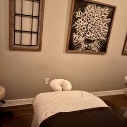 The Luxurious Massage and Spa - Massage bed
