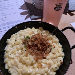 Allgäuer Käsespätzle and Rhubarbschorle