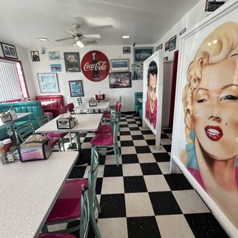 Mr D'z Route 66 Diner - Diners Near Me - Kingman, Arizona