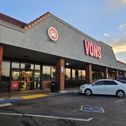 Vons - The front