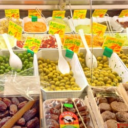 Mevlüt Uzun - Große Theke mit Oliven, Nüssen und Trockenobst