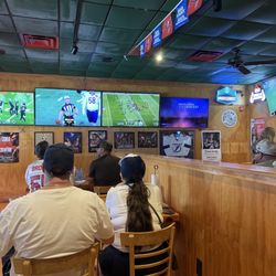 WingHouse Bar & Grill
