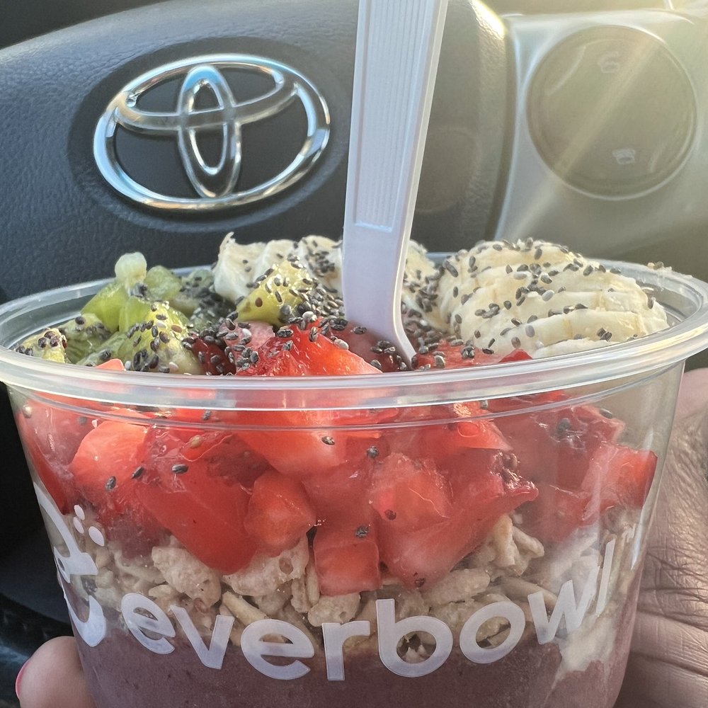 Small Açaí with bananas ,strawberries,kiwi, granola and chia seeds Small Açaí with bananas ,strawberries,kiwi, granola and chia seeds