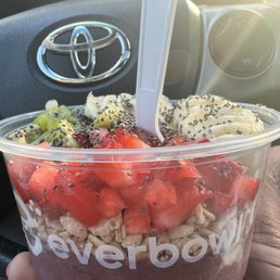 Small Açaí with bananas ,strawberries,kiwi, granola and chia seeds Small Açaí with bananas ,strawberries,kiwi, granola and chia seeds
