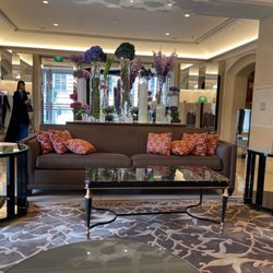 Four Seasons Hotel - Beautiful and quiet Four Seasons lobby