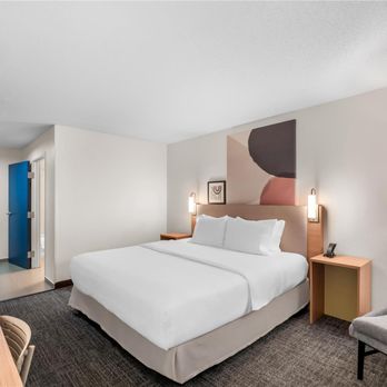 Spark by Hilton Ann Arbor South - Guest room - Hotels Near Me - Ann Arbor, Michigan Spark by Hilton Ann Arbor South - Guest room - Hotels Near Me - Ann Arbor, Michigan