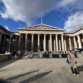 The British Museum - Outside entrance to the museum. - Museums Near Me - London, XGL The British Museum - Outside entrance to the museum. - Museums Near Me - London, XGL