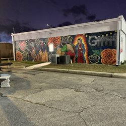 228 Cocina - Beautiful art next to the food truck