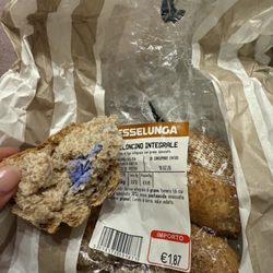 Esselunga - Guanto di plastica nell'impasto del pane