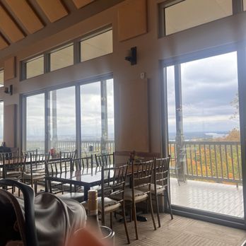 Aerie's Resort - Wineries Near Me - Grafton, Illinois