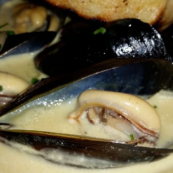 Fleetwood's on Front St - Steamed Black Mussels! - New American Near Me - Lahaina, Hawaii